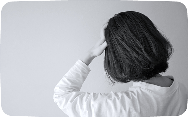 女性が悩んでいる写真